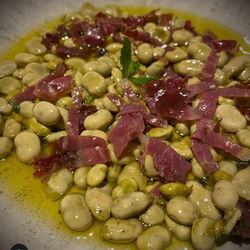 Habitas baby salteadas con jamón