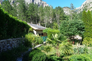 Géographiquement, "la demeure entourée"
