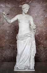 Statue d’Aphrodite, dite Vénus d’Arles, fin du Ier s. av.J.-C. Marbre, 1,94 m. Musée du Louvre