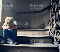 Enfant en pleurs dans l'escalier