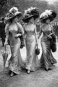 Trois élégantes à l'hippodrome de Longchamp au début du siècle
