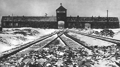 L'entrée d'Auschwitz, Nuit et Brouillard, film d'Alain Resnais, 1955