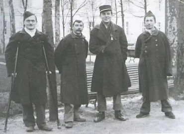 Soldats blessés (Céline : 3ème à partir de la gauche) à l’hôpital du Val de Grâce, décembre 1914 : au verso, « Vue de héros en décadence »
