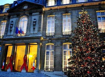 La façade du Palais de l'Élysée, à Noël