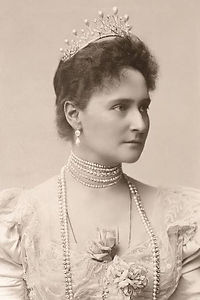 La tsarine Alexandra Fedorova en tenue de gala