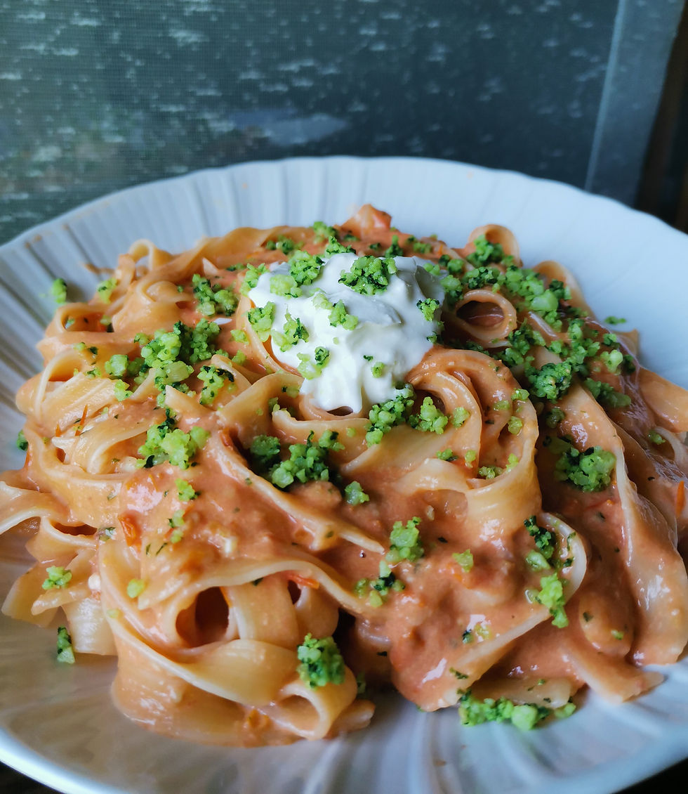 Tagliatelle con crema di datterini, burrata e crumble di basilico senza glutine