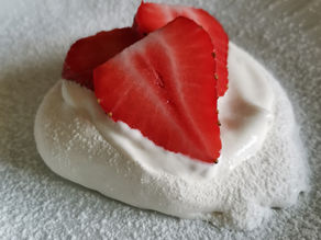 Meringues with whipped cream