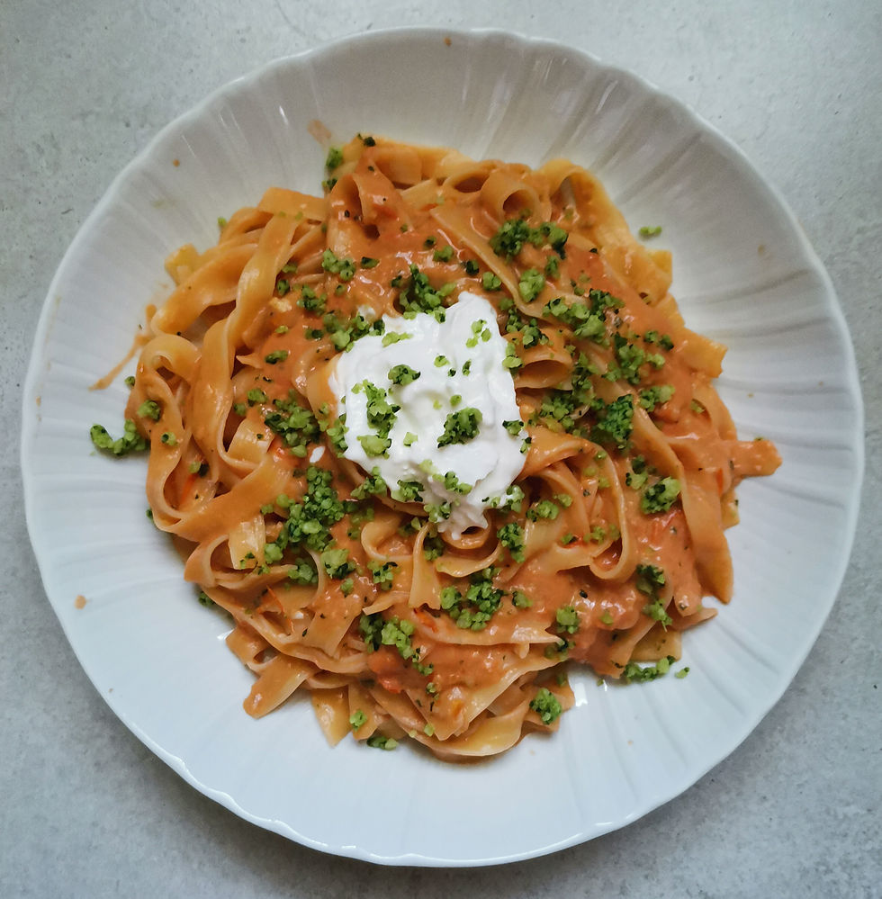 Tagliatelle con crema di datterini, burrata e crumble di basilico senza glutine