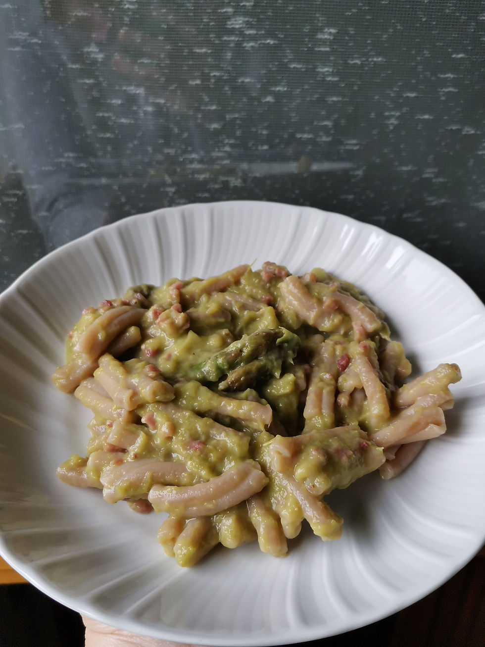 Pasta con crema di asparagi e speck