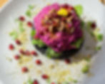 Tostada con crema de remolacha, granada, nueces y yogurt griego