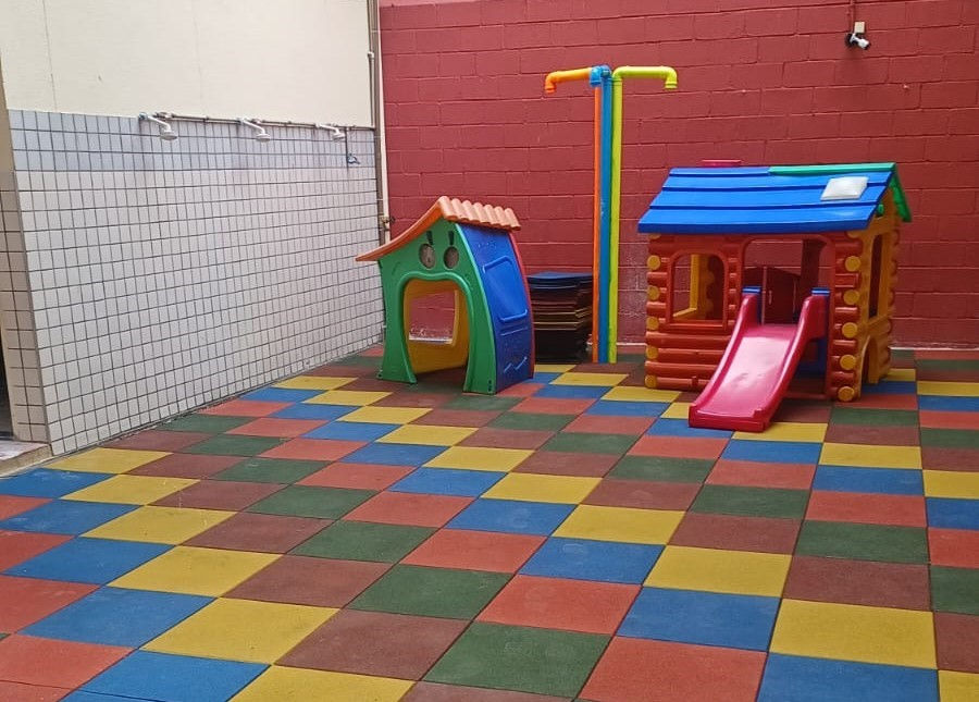 Close-up de piso de borracha colorido em playground