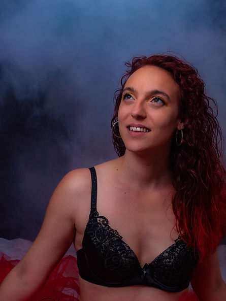 femme en soutien-gorges avec de la fumée