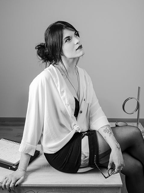 femme sexy assise sur un bureau