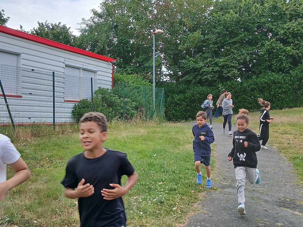 Cross de l'école -Lundi 8 juin, c'était le cross. De la petite section au CM2 , les élèves ont chaussé leurs baskets et revêtu un short . Les encouragements étaient au rendez-vous. Bravo les enfants !