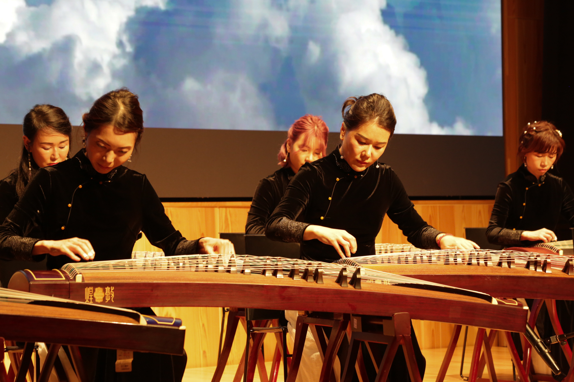 東京多元交響楽団は 2020年に創立され、日本初の在日華儒華人が発足したオーケストラです。
当団は今年に東京華楽坊芸術学校とコラボし、中国の伝統文化体験企画をやります。2013年に設立された華楽坊は日本の華人が運営する最も多い科目と最も多い専門指導者を有する芸術トレーニングにおけるブランドとなっています。 
華楽坊の専門先生が来ていただくお客様に中国の伝統芸能パフォーマンスを披露し、そしてお客様は中国の伝統文化：象棋、版画、算盤、中国の楽器：二胡、古筝などを無料�で体験できます。ぜひ足を運んでみてください。