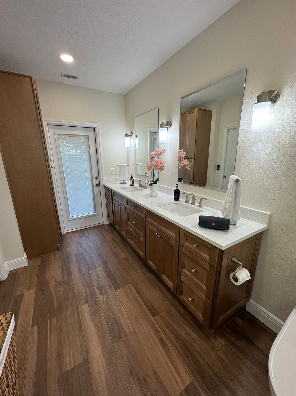 Maximize Storage: Built-In vs. Freestanding Bathroom Storage Solutions