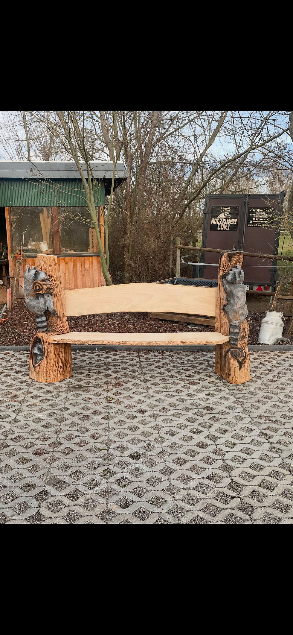 Miniaturbild: Bänke mit Figuren