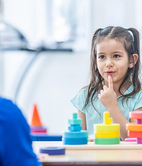 Menina a falar e comunicar com jogos