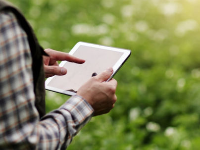smartFarming_Mann zeigt auf Tablet