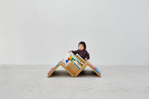 愛知県名古屋市の絵本屋さんが運営する移動書店のために、運搬、子供の目線、本と人との関わりを持った移動式本棚のデザイン。正面からでも横からでも、反対側からでも本にアプローチすることができる。