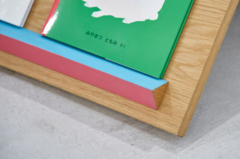 愛知県名古屋市の絵本屋さんが運営する移動書店のために、運搬、子供の目線、本と人との関わりを持った移動式本棚のデザイン。本棚面出し棒のディテール。