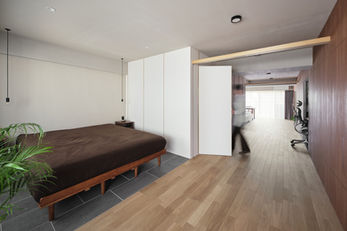 愛知県名古屋市に建つ、光と風を獲得するためにフルリノベーションを行ったマンションリノベーションの設計。白い箱には玄関と水廻りへ行く2つの扉が隠されている。