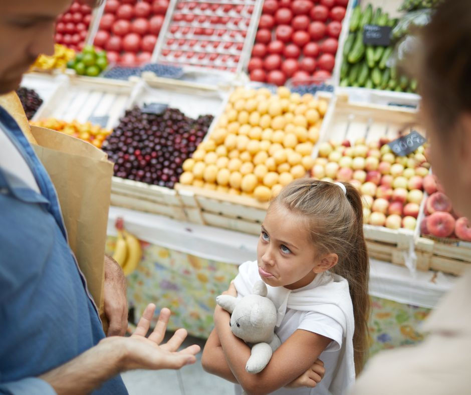 Bimba al supermercato con i genitori che fa i capricci