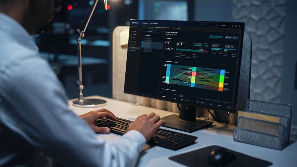 NavFleet-2.1-monitor-person-desk.jpg
