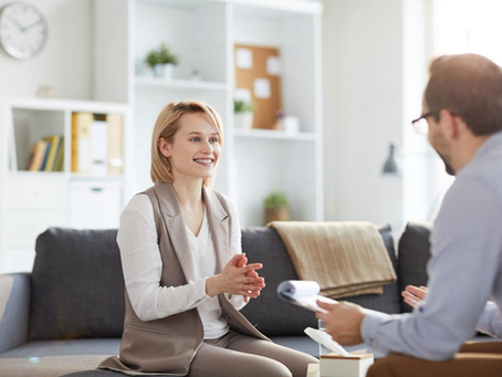 Woman meeting with a psychologist during a first therapy session in Montreal