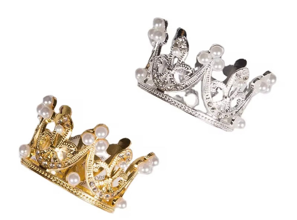 Mini crown cake topper for decorating