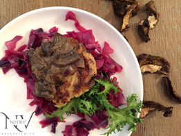 Pieczone placki z sosem grzybowym