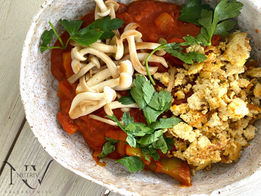 Shakshuka z grzybami enoki i tofu
