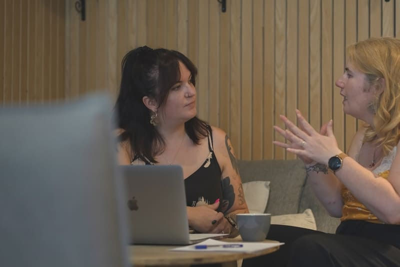 Séance d'accompagnement pro personnalisé entre deux femmes.