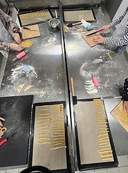 Atelier pâtisserie: mains préparant la pâte