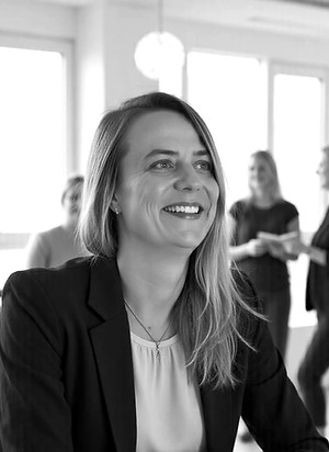 Businessfrau im Gespräch – authentisch, offen und nahbar