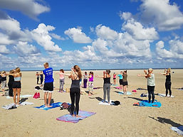 beach yoga groep 2020.jpg