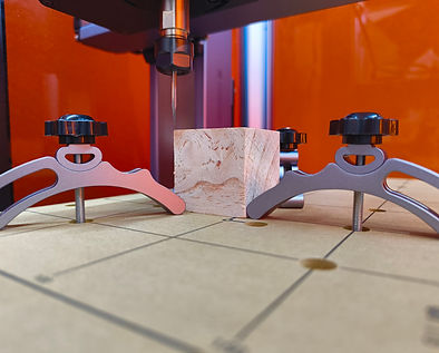 `Präzisions-CNC-Fräsen eines Holzblocks für ein 2.5D Relief in Grenzach-Wyhlen.