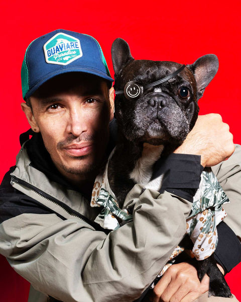 Retrato en casa de persona con su compañero peludo, sesión Uron Model, imagen por Laotrahernandez