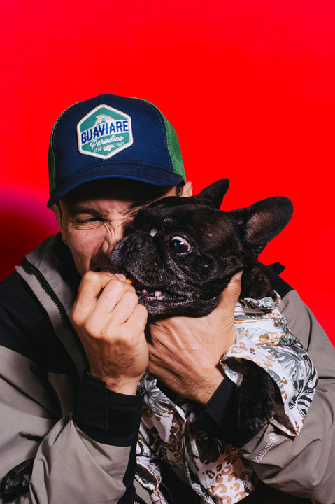 Retrato en casa de persona con su compañero peludo, sesión Uron Model, imagen por Laotrahernandez