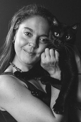 Laotrahernandez Retrato familiar en casa con familia y su gato, fotografía UronModel por Laotrahernandez