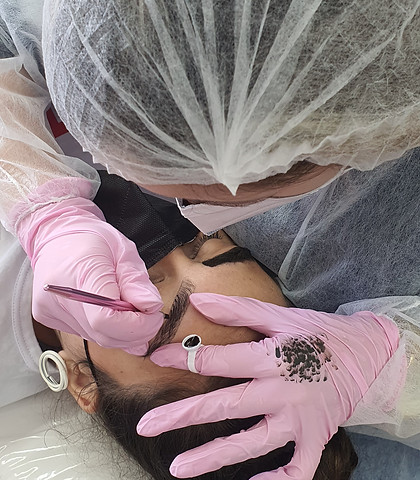 Mayara Pacini teaching professional microblading techniques to students in Toronto