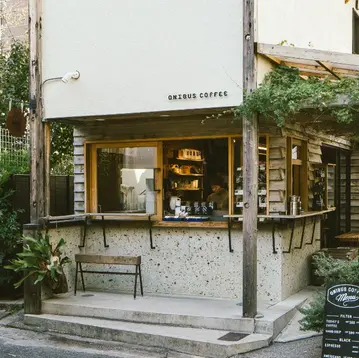 Una Caffetteria sui Binari nel Cuore di Nakameguro
