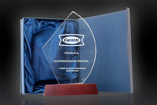 El Ala del Dragón presenta un diseño curvado que alcanza un pico en una pendiente ascendente espectacular. Alcanzando los 24 cm en la cima y una base de madera elegante, este galardón personalizado tiene un área de grabado generosa para destacar la excelencia en el logro de los empleados o las empresas. Reforzar la lealtad y la dedicación en los compañeros de trabajo al presentarles este prestigioso premio de reconocimiento en su próxima celebración de agradecimiento a los empleados.