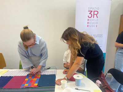 Studentesse internazionali che realizzano un prodotto partendo da rimanenze di tessuto