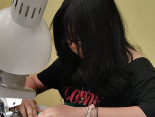 Elise alla macchina da cucire