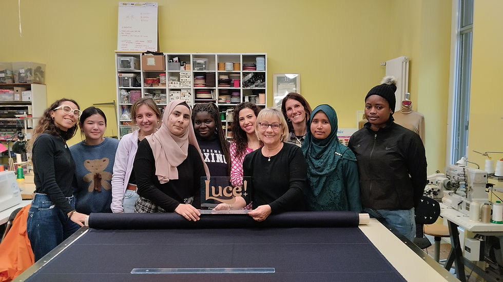 Foto delle sarte e dello staff di Spazio 3R con il premio