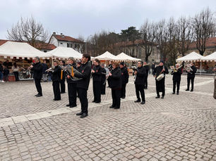 Banda di Seveso mentre suona. 