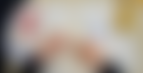 Partecipante che cuce la sua pagina