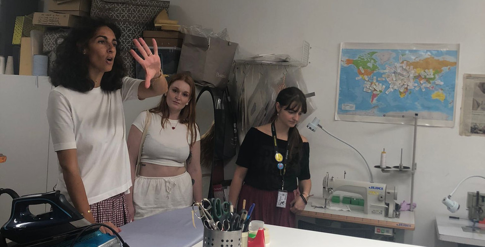 Partecipanti e la presidente in visita al laboratorio di Porta Romana