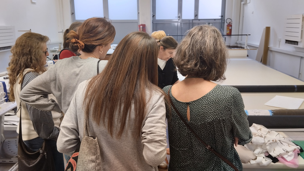 Partecipanti presso il laboratorio Lab20 in dialogo con le sarte